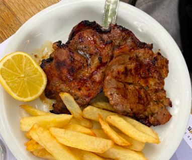 Kouzina EPE signature dishes Μπριζόλα Μοσχαρίσια Μερίδα (Beef Steak)
Μπιφτέκι Μοσχαρίσιο Με Σάλτσα Γκοργκοντζόλα Μερίδα (Beef Burger with Gorgonzola Sauce)
Λουκάνικο Χωριάτικο Με Πράσο (Country Sausage with Leek)